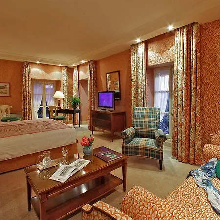 Domaine De Rochebois & Nuxe 4*