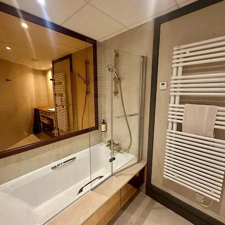 Domaine De Rochebois & Nuxe Otel 4*