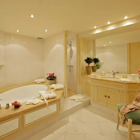 Domaine De Rochebois & Nuxe 4*